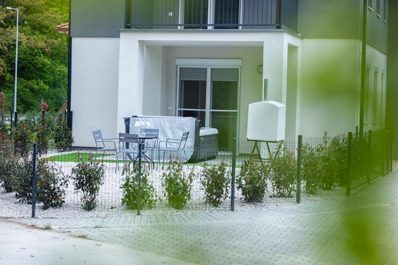 Forest Luxory Ii. Apartman Sarvar Luaran gambar